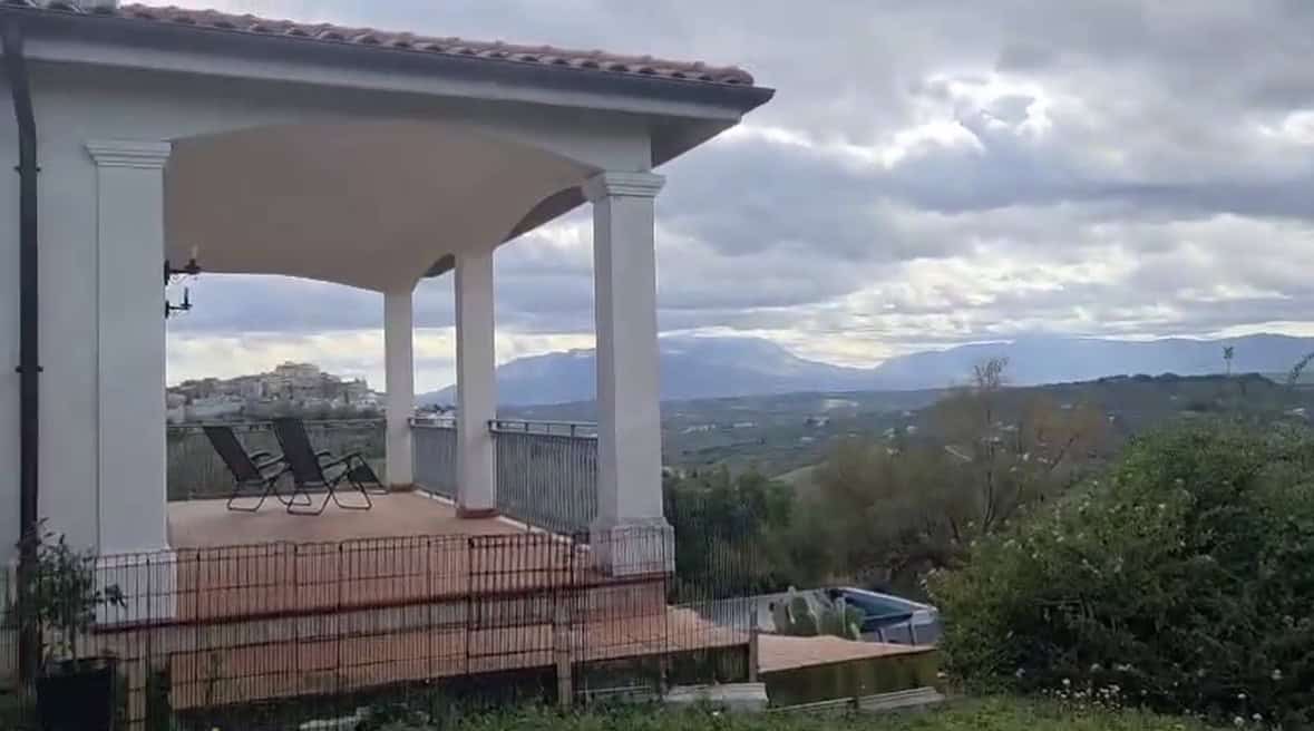 Daisy's Rest - Villa for Sale, Collecorvino, Pescara | Turnkey Home, Pool, Olive Grove