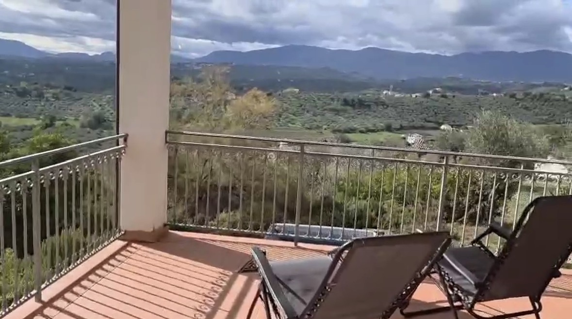 Daisy's Rest - Villa for Sale, Collecorvino, Pescara | Turnkey Home, Pool, Olive Grove