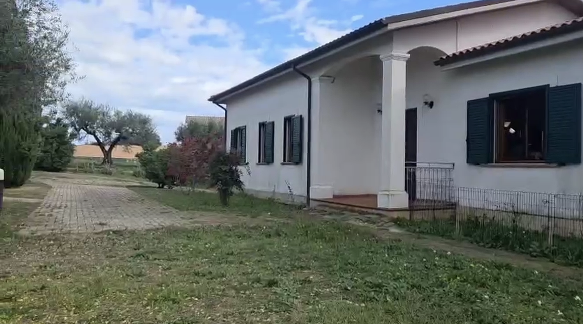 Daisy's Rest - Villa for Sale, Collecorvino, Pescara | Turnkey Home, Pool, Olive Grove