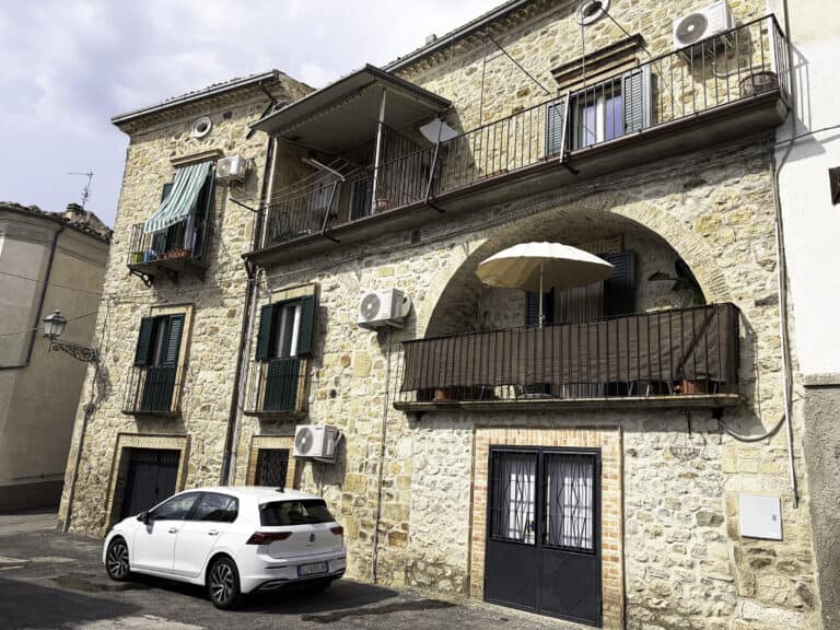 33 Esterno dietro 2 768x576